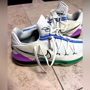 Lebron Low Basketball shoes glow in dark